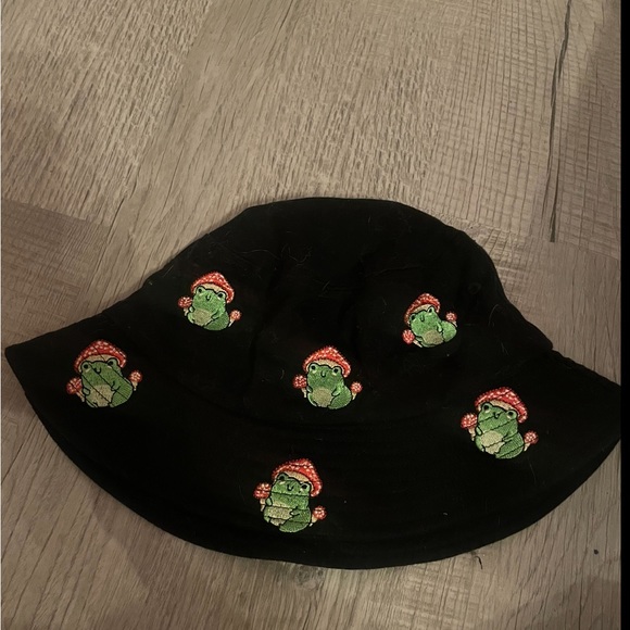 Frog And Mushrooms Bucket Hat Worn But Good Quality From Hot Topic - Picture 2 of 2